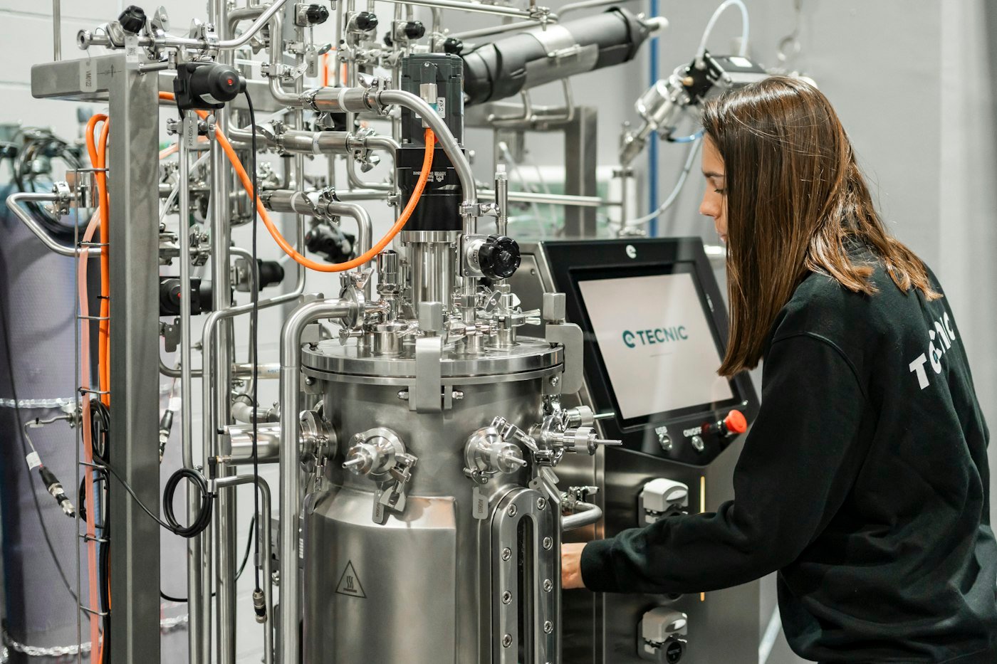 Technicienne pilotant un équipement de culture cellulaire