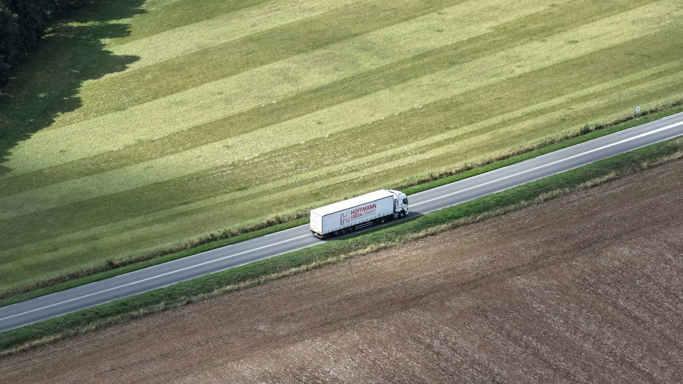 Camion roulant sur une route, vu du ciel