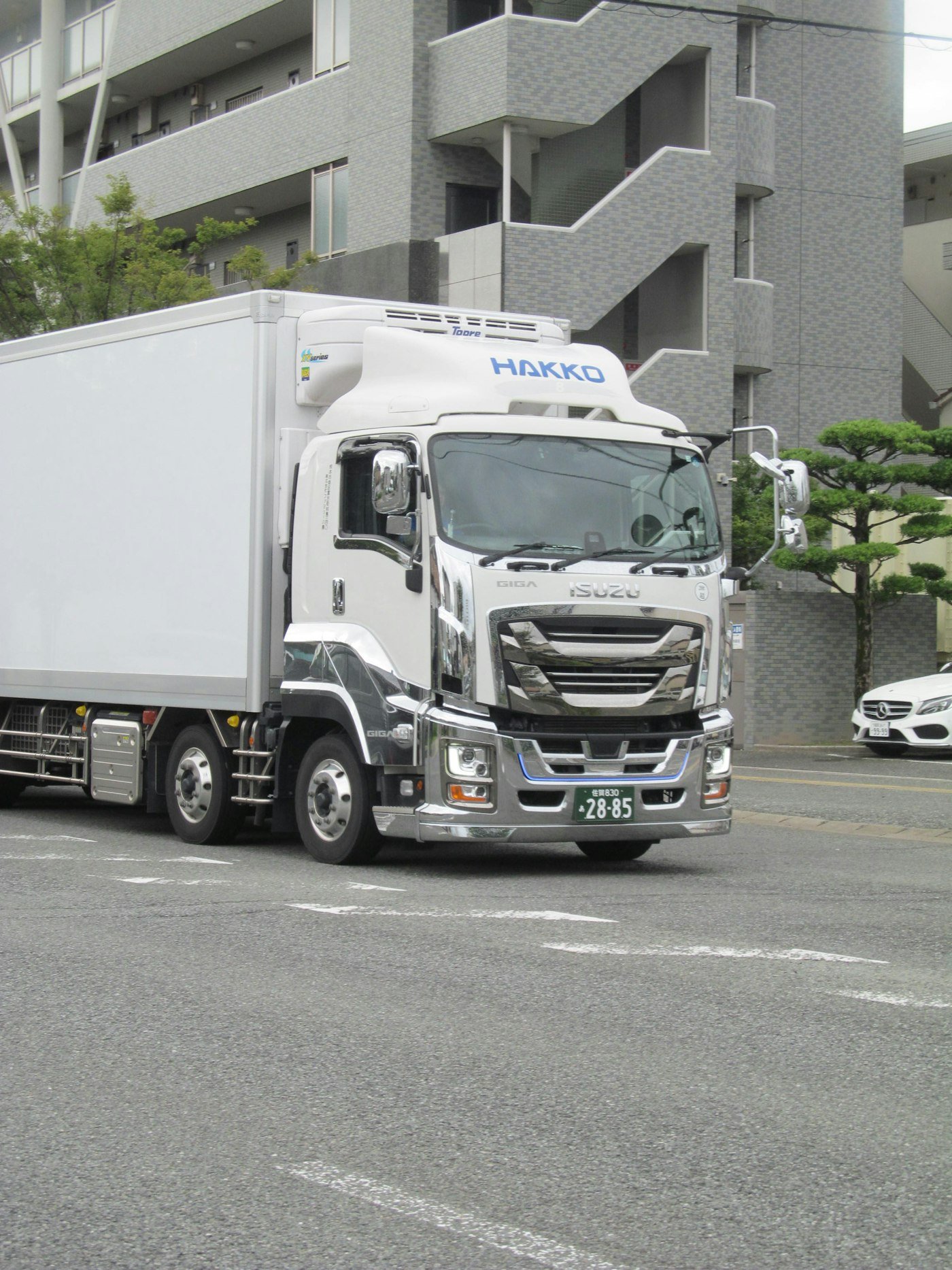 Camion de livraison blanc sur la route