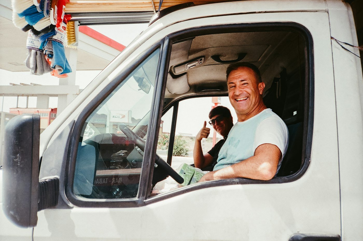 Chauffeur souriant au volant de sa camionnette