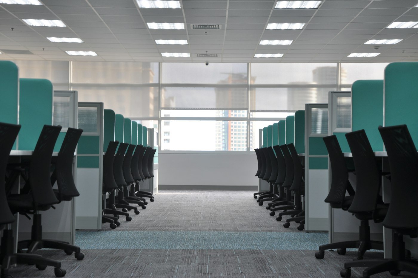 Bureaux vides avec rangées de chaises, prêts à être déménagés