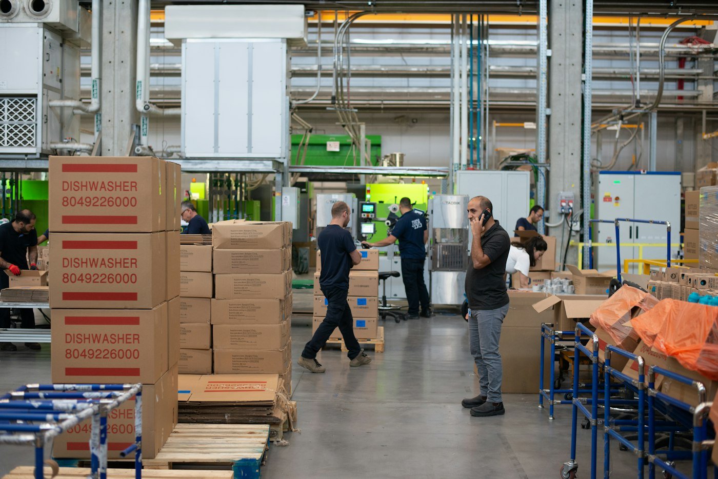 Cartons empilés dans un entrepôt
