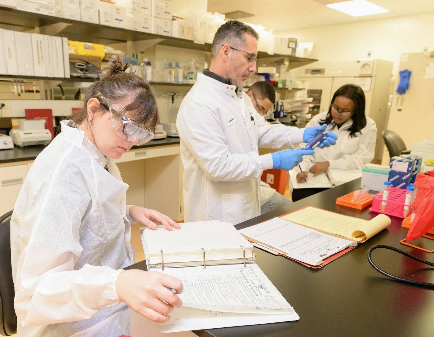Équipe de laboratoire au travail