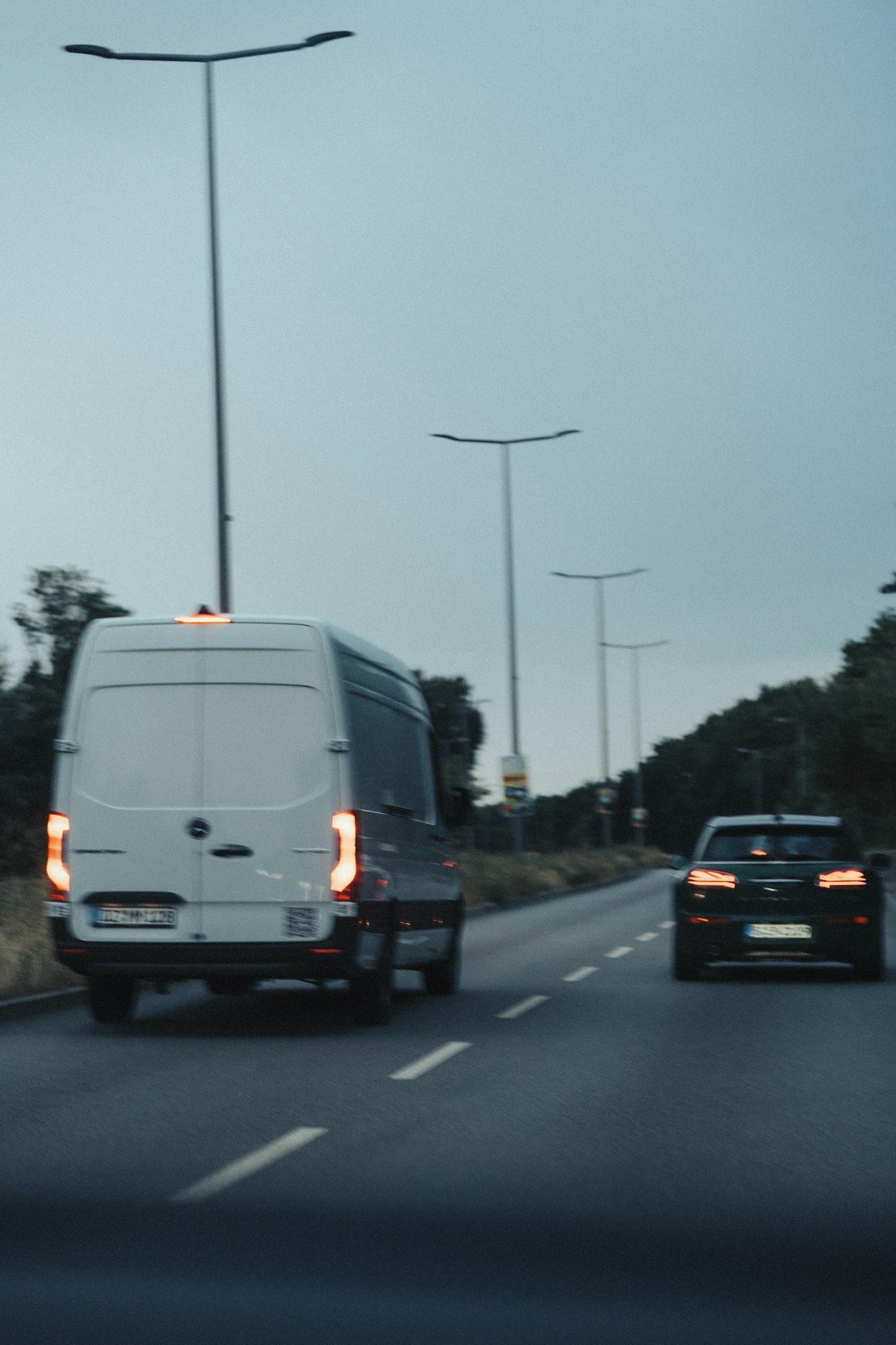 Fourgon sur la route au crépuscule