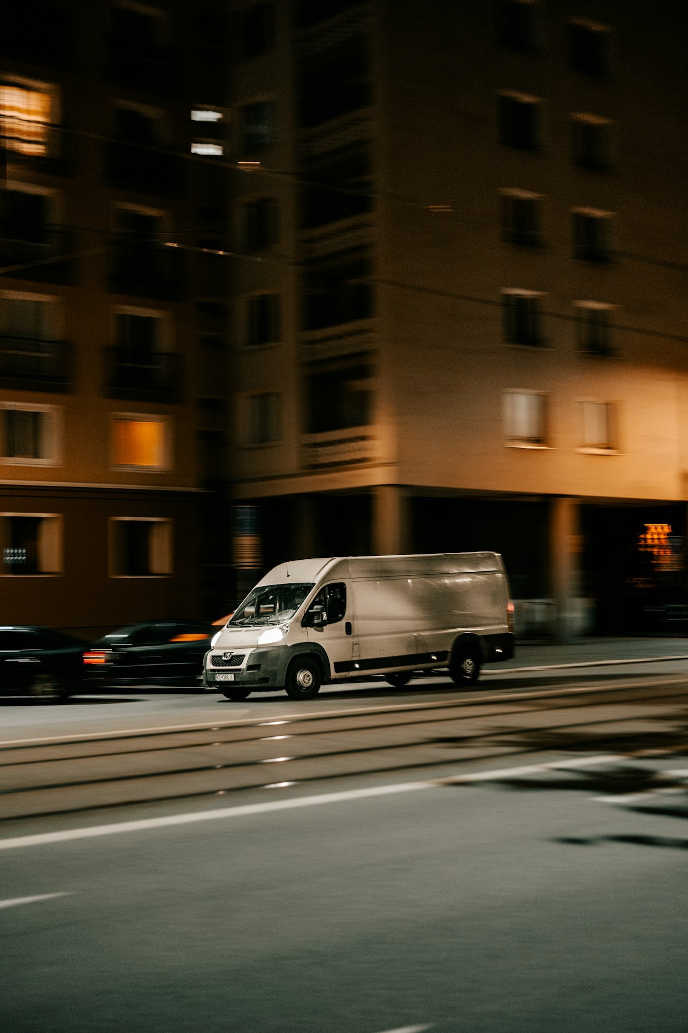 Fourgon blanc circulant en ville la nuit