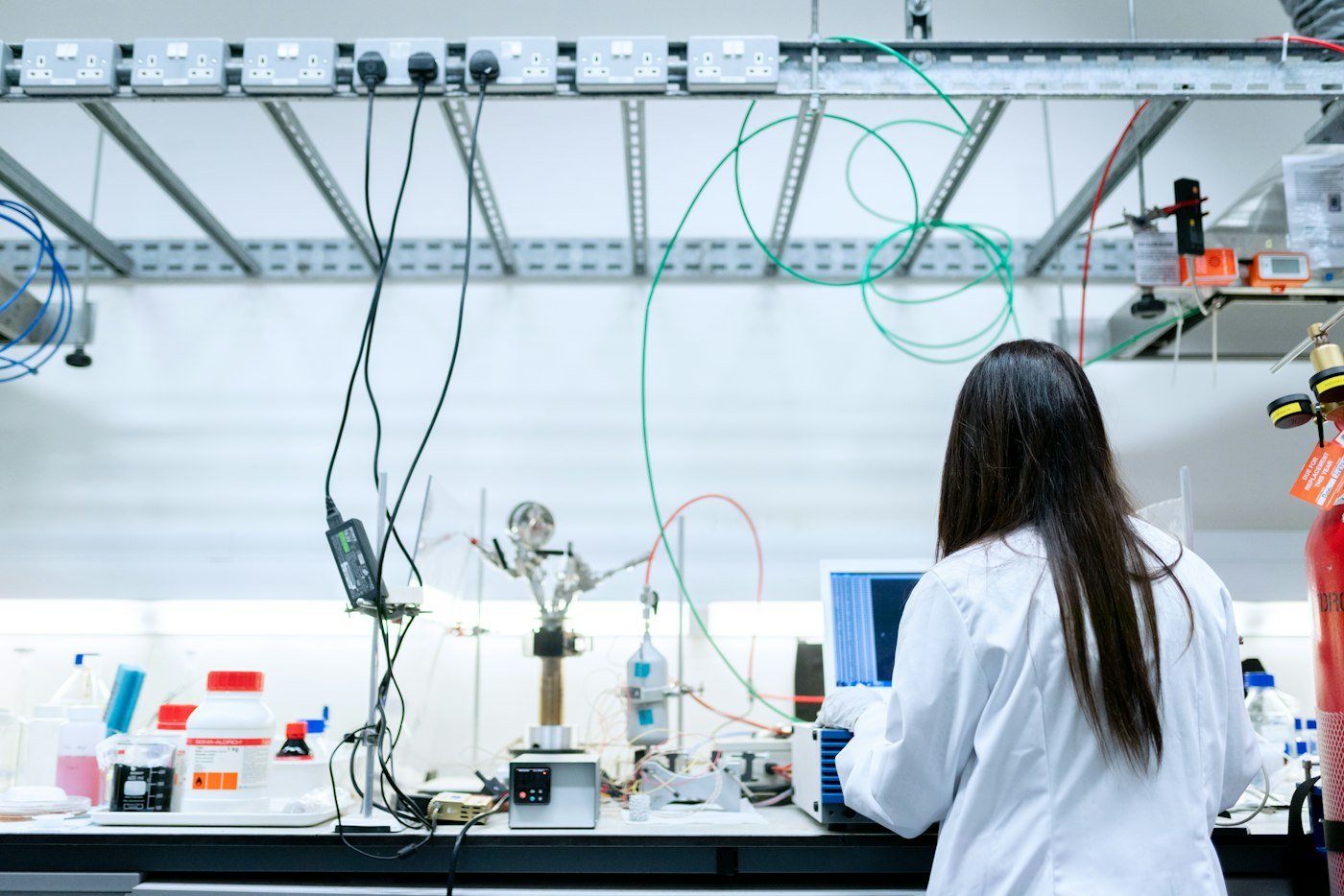 Laborantine travaillant sur un ordinateur en laboratoire
