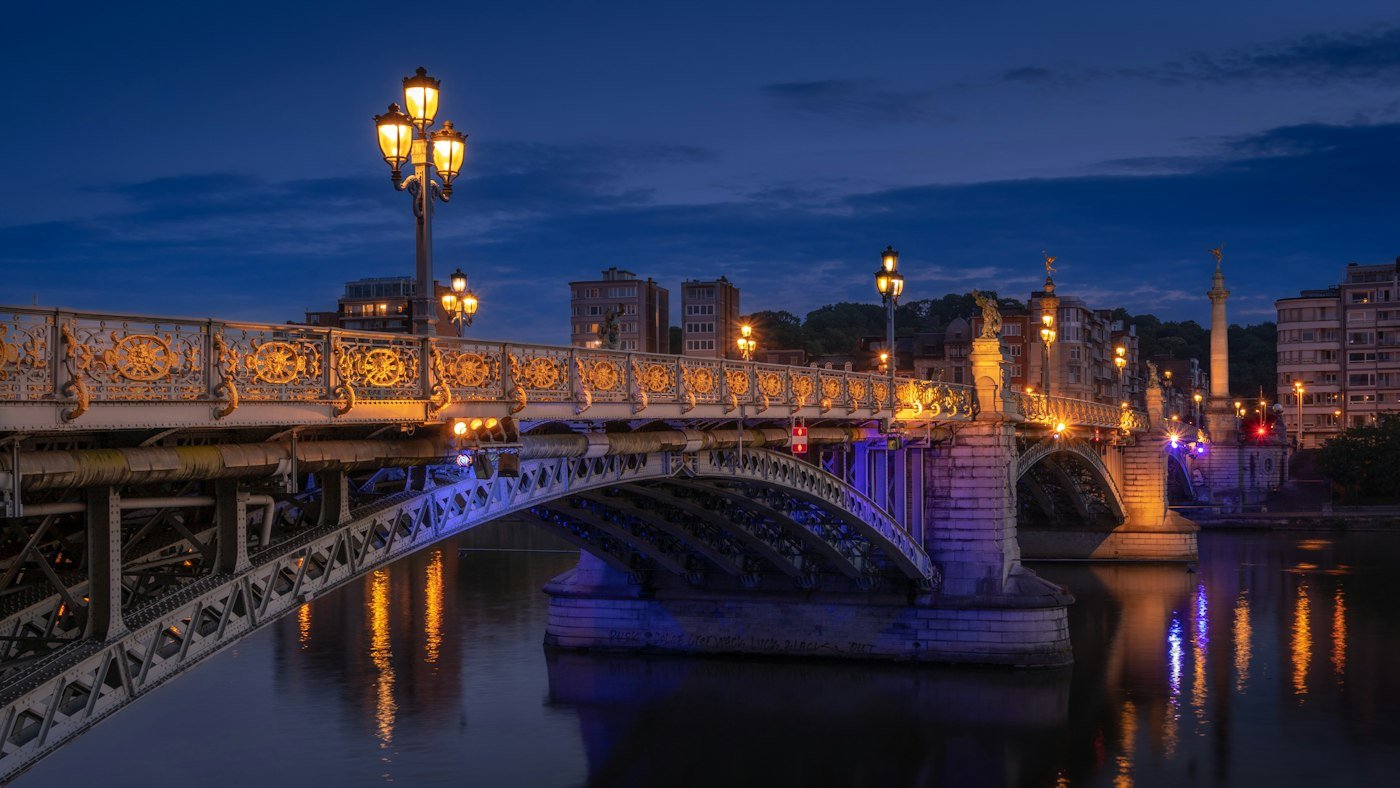 Pont illuminé sur la Meuse à Liège, à la tombée de la nuit
