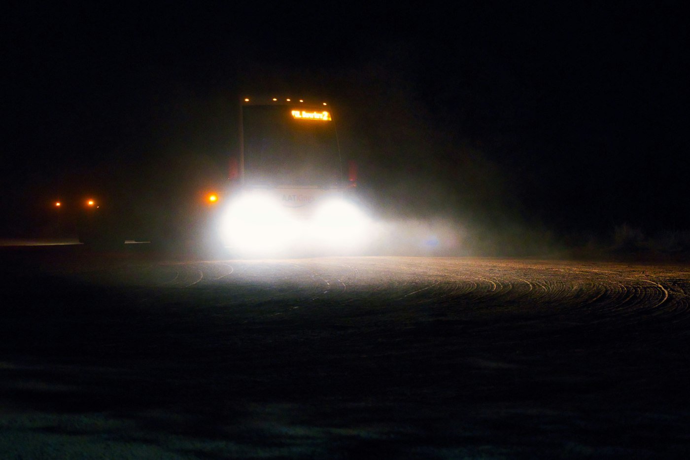 Phares d'un véhicule dans la nuit