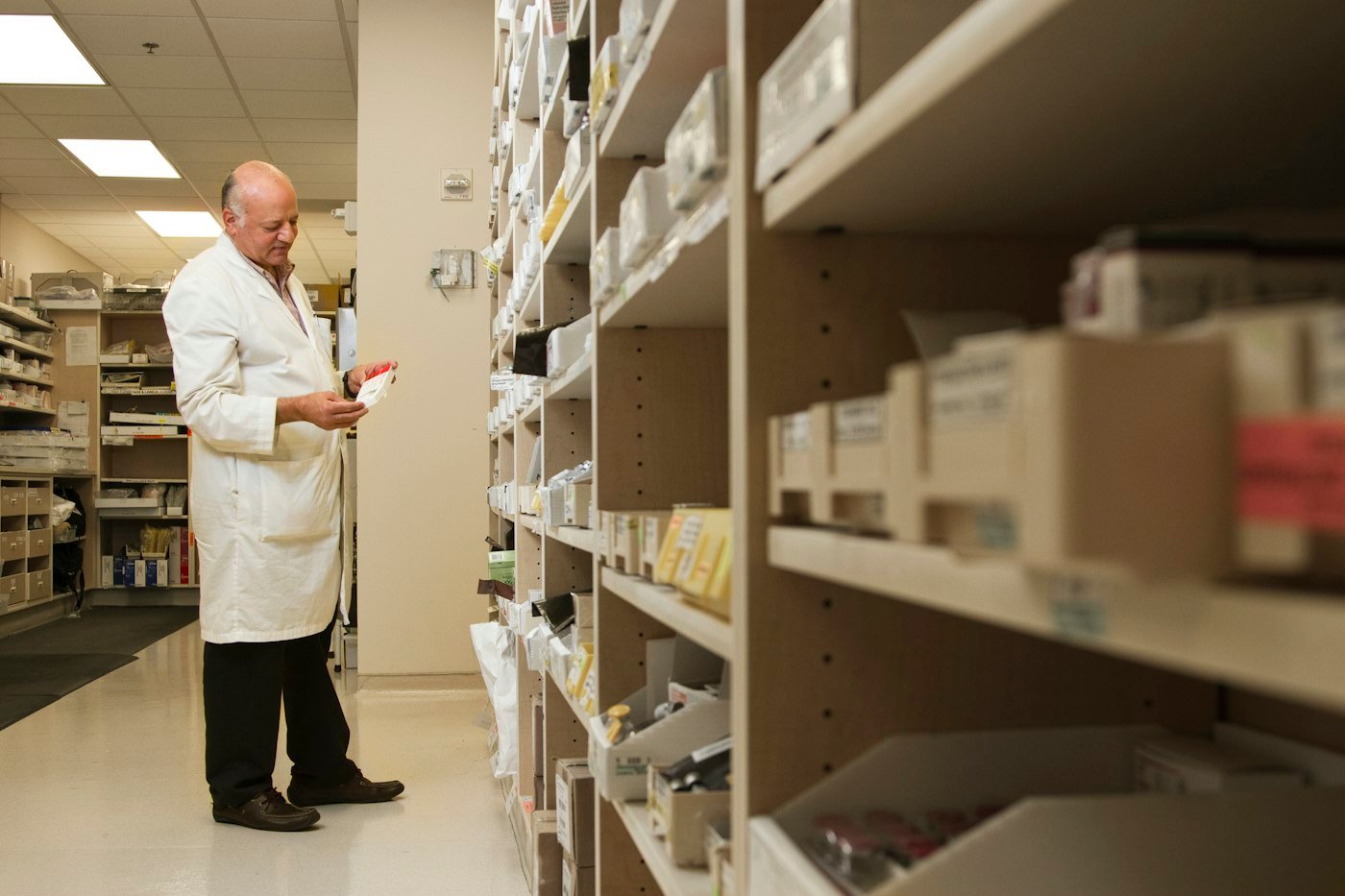 Pharmacienne devant les rayons d'une officine