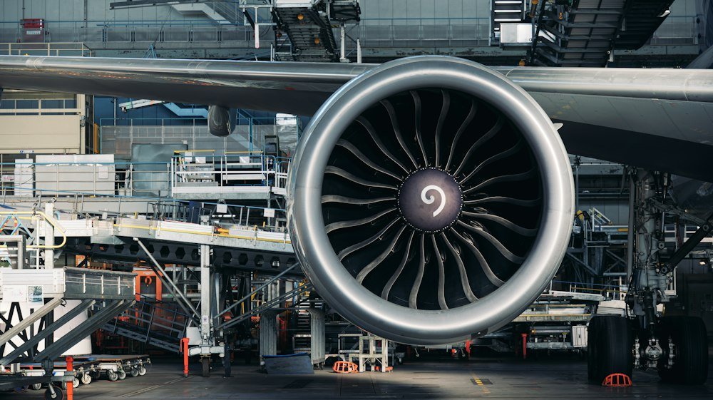 Réacteur d'avion dans un hangar de maintenance