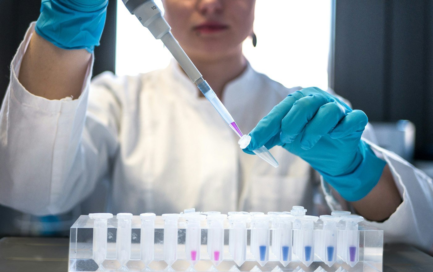 Pipette et tubes en laboratoire